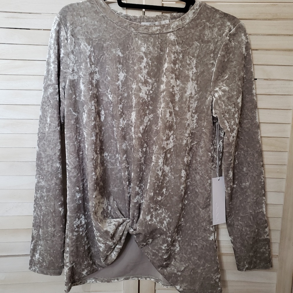 Another Love crinkle velvet top in Champagne